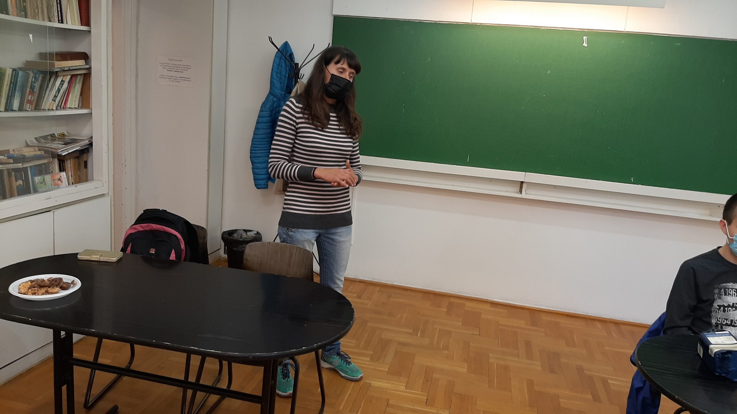 Szakony Katalin a klubtagokhoz beszél.